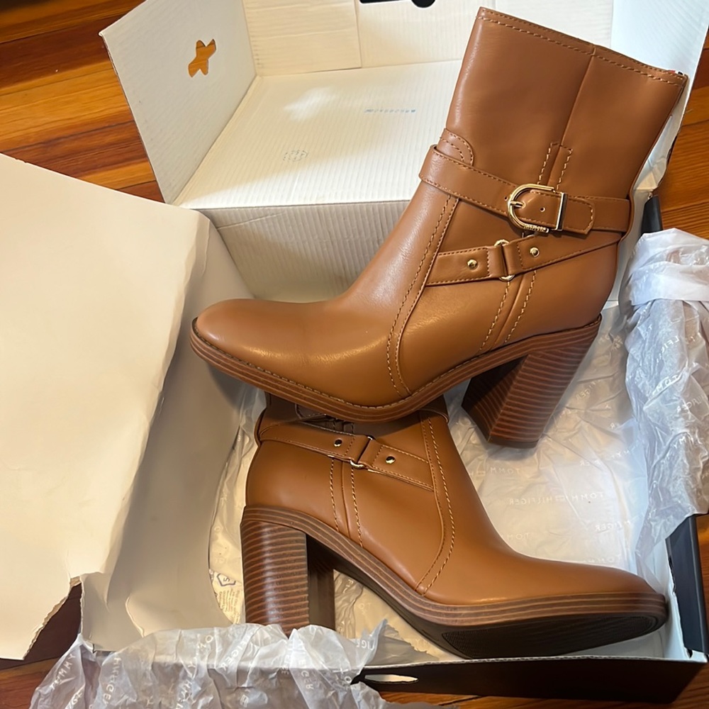 Tommy Hilfiger Owhenn brown women’s boots 9.5